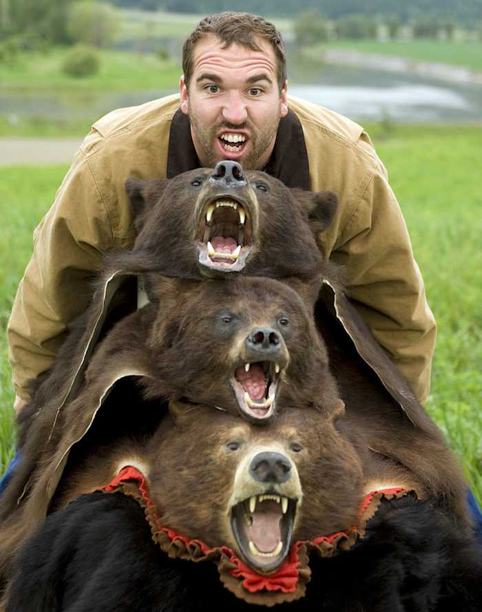 Jared-Allen-hunting-bears.jpg